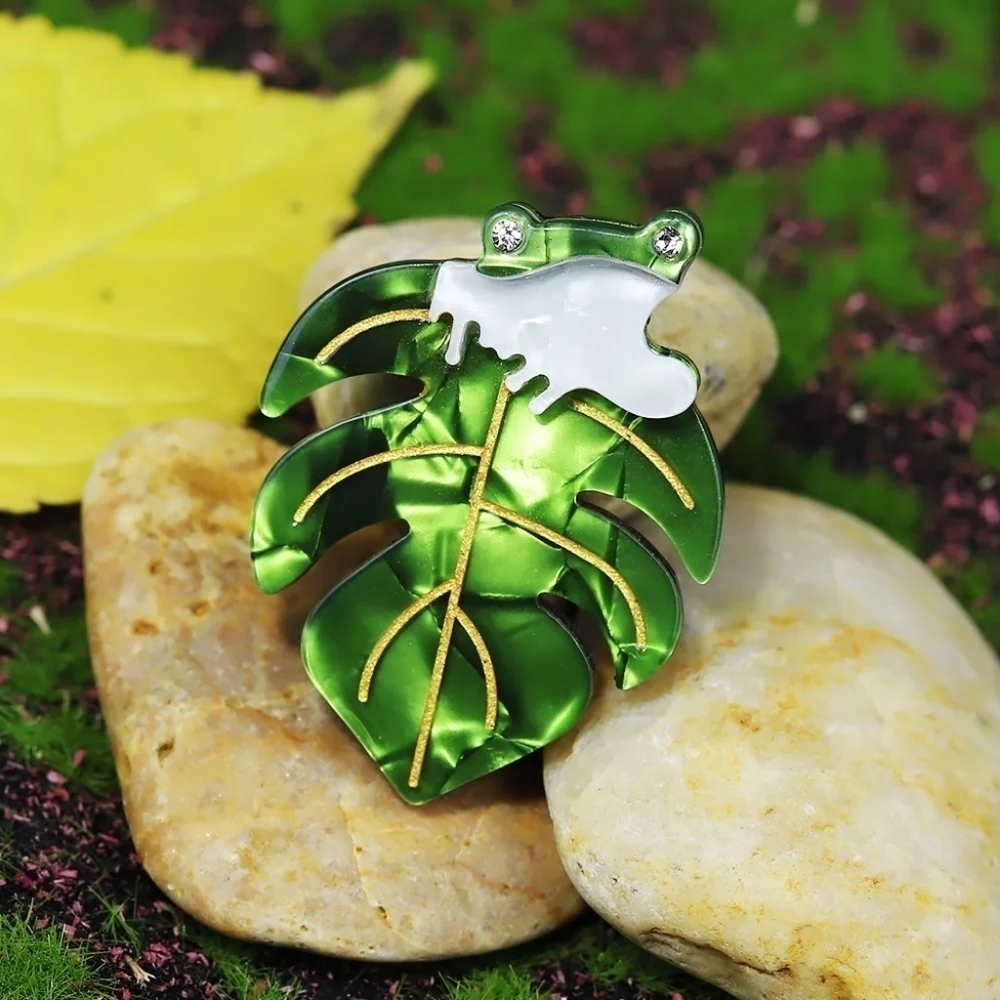 VQ Frog Brooch - Picture 3 of 6